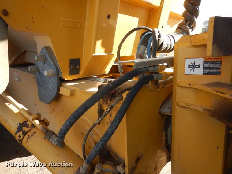 image for item JS9442 2006 John Deere 400D  haul truck