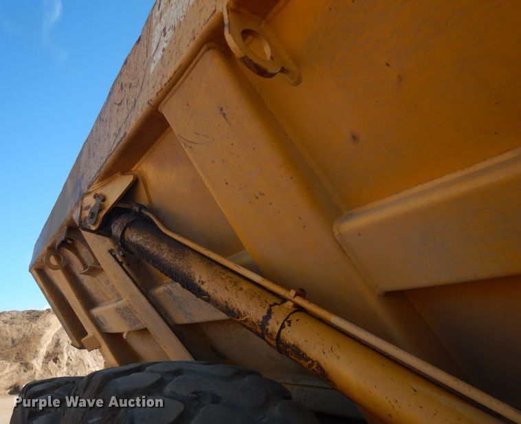 image for item JS9442 2006 John Deere 400D  haul truck