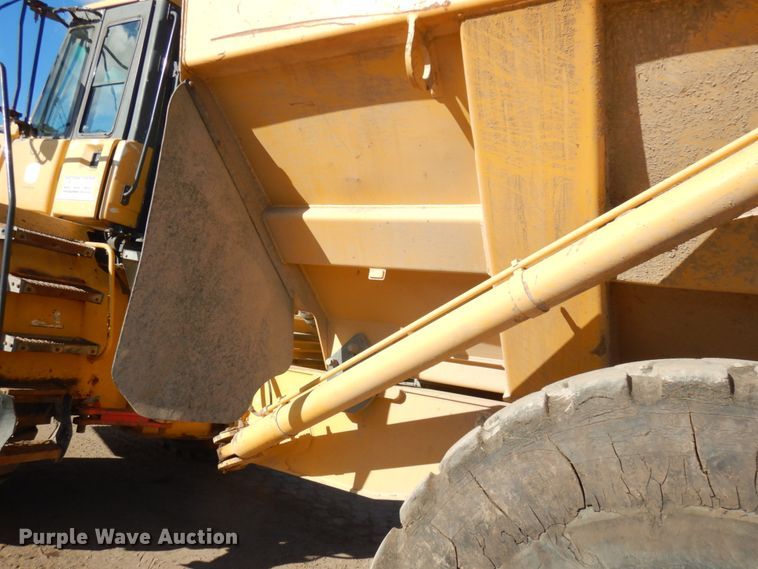 image for item JS9442 2006 John Deere 400D  haul truck