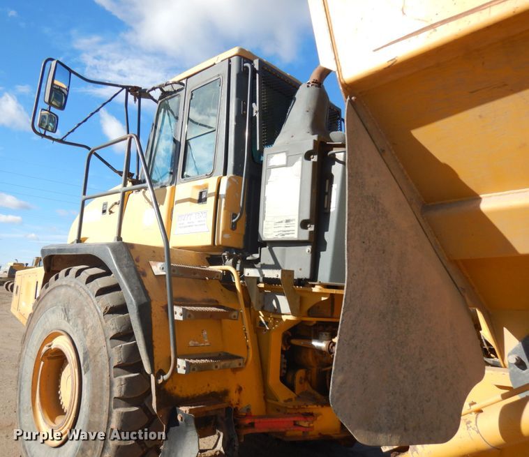 image for item JS9442 2006 John Deere 400D  haul truck