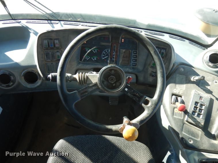 image for item JS9442 2006 John Deere 400D  haul truck