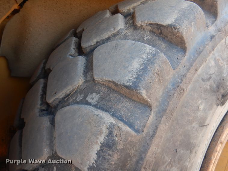 image for item JS9442 2006 John Deere 400D  haul truck