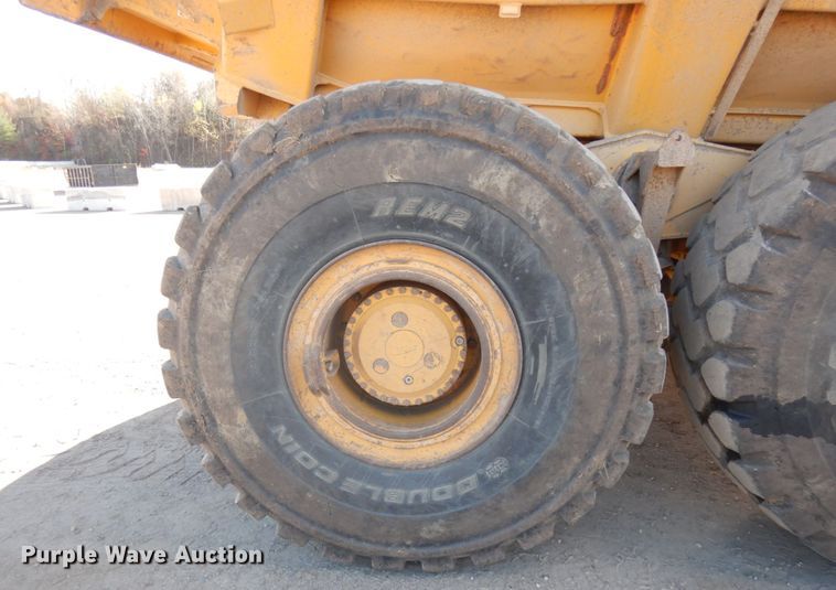 image for item JS9442 2006 John Deere 400D  haul truck