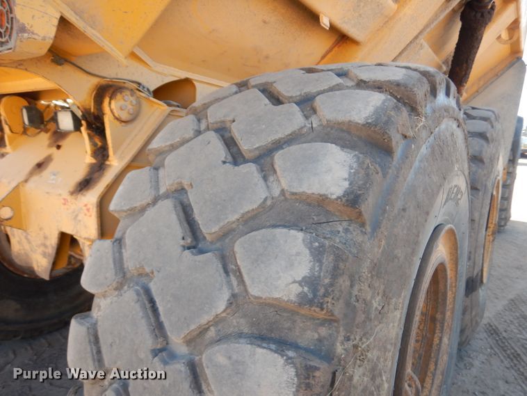 image for item JS9442 2006 John Deere 400D  haul truck