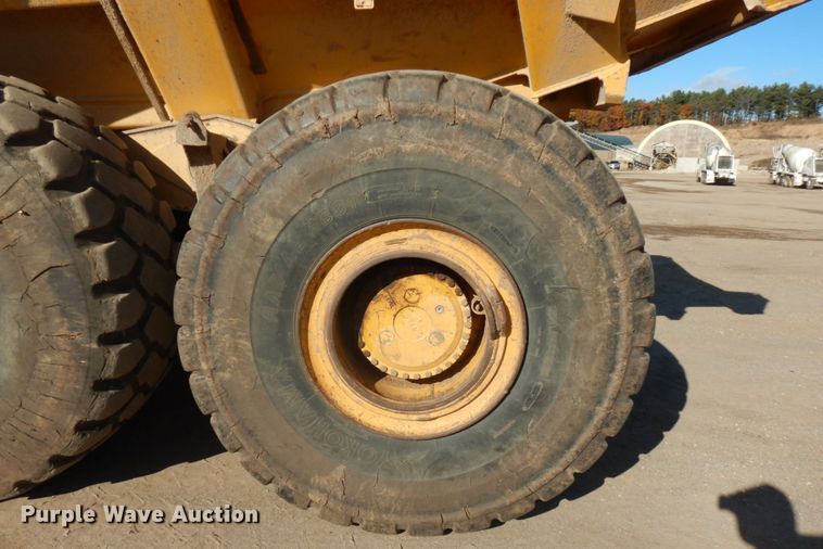 image for item JS9442 2006 John Deere 400D  haul truck