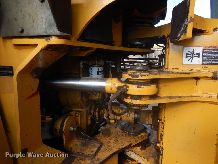 image for item JS9443 2006 John Deere 400D  haul truck