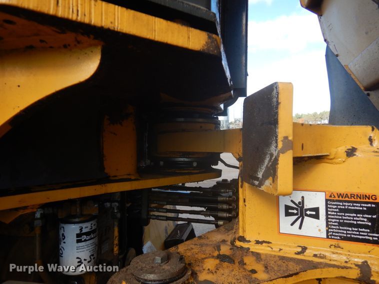 image for item JS9443 2006 John Deere 400D  haul truck