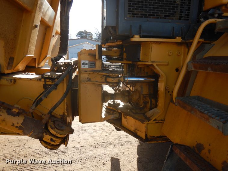 image for item JS9443 2006 John Deere 400D  haul truck