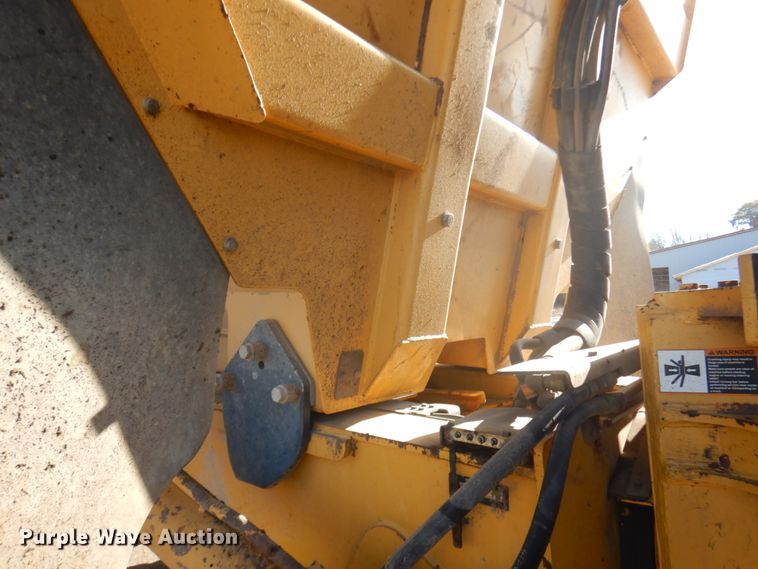 image for item JS9443 2006 John Deere 400D  haul truck