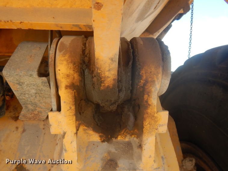 image for item JS9443 2006 John Deere 400D  haul truck