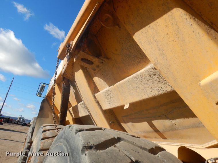 image for item JS9443 2006 John Deere 400D  haul truck