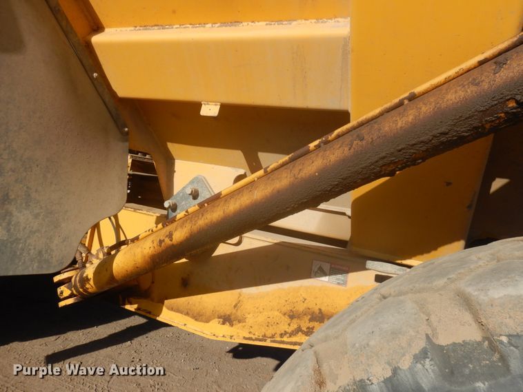 image for item JS9443 2006 John Deere 400D  haul truck