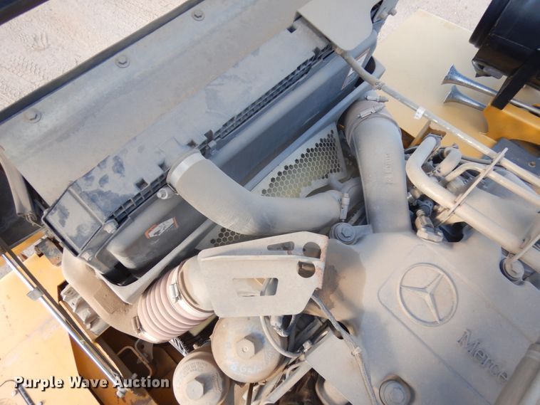 image for item JS9443 2006 John Deere 400D  haul truck