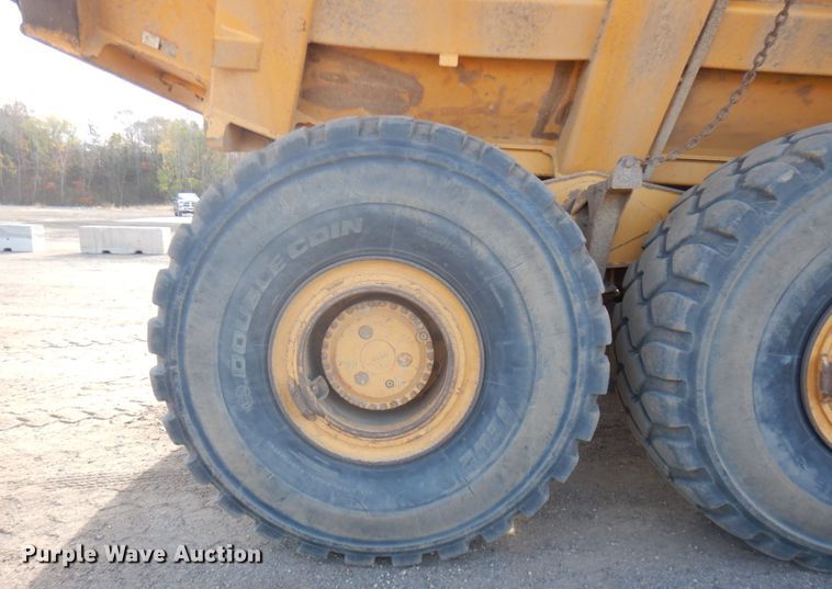 image for item JS9443 2006 John Deere 400D  haul truck