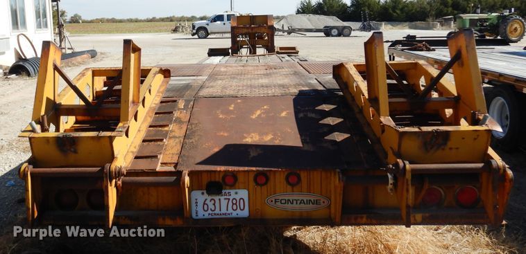 image for item JT9442 1990 Fontaine  lowboy equipment trailer