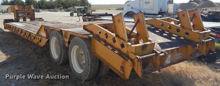 image for item JT9442 1990 Fontaine  lowboy equipment trailer