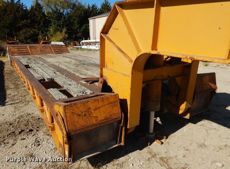 image for item JT9442 1990 Fontaine  lowboy equipment trailer
