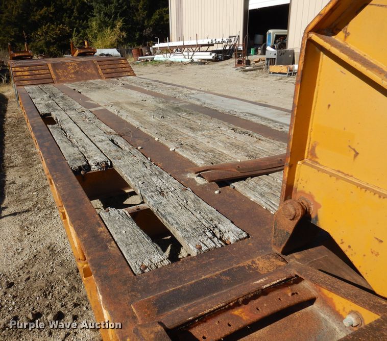 image for item JT9442 1990 Fontaine  lowboy equipment trailer