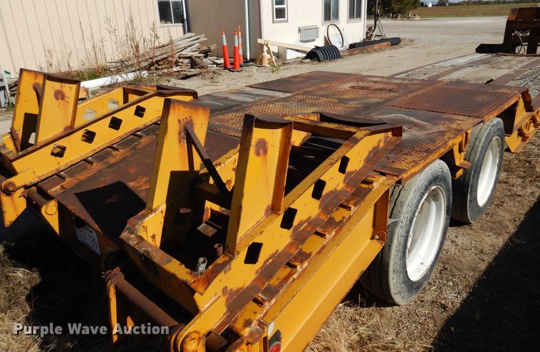 image for item JT9442 1990 Fontaine  lowboy equipment trailer