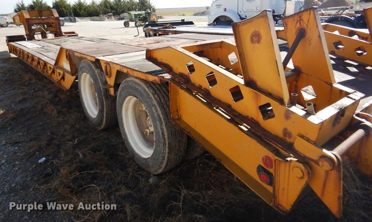 image for item JT9442 1990 Fontaine  lowboy equipment trailer