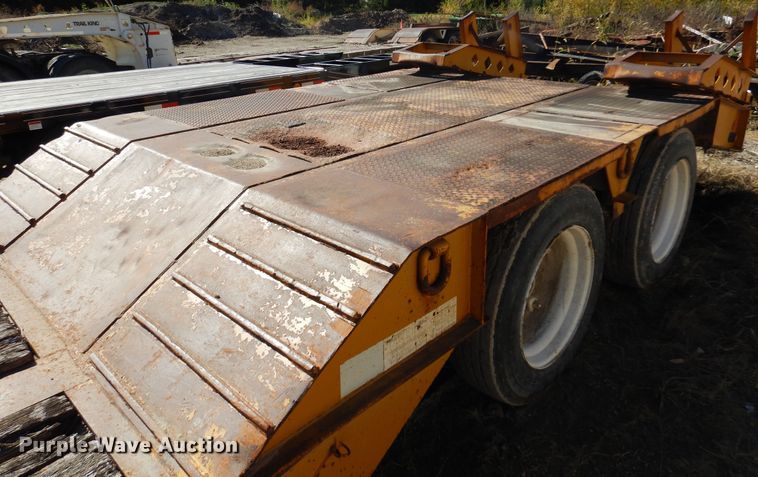 image for item JT9442 1990 Fontaine  lowboy equipment trailer