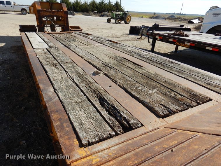 image for item JT9442 1990 Fontaine  lowboy equipment trailer