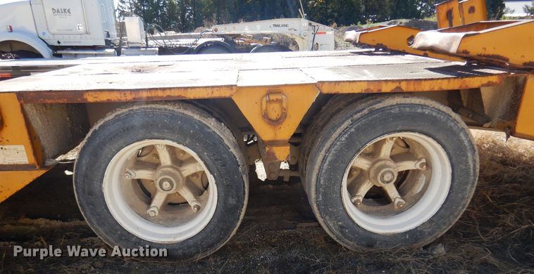 image for item JT9442 1990 Fontaine  lowboy equipment trailer