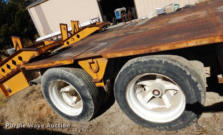image for item JT9442 1990 Fontaine  lowboy equipment trailer