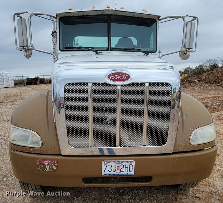 image for item KQ9112 2006 Peterbilt 335  utility / service truck