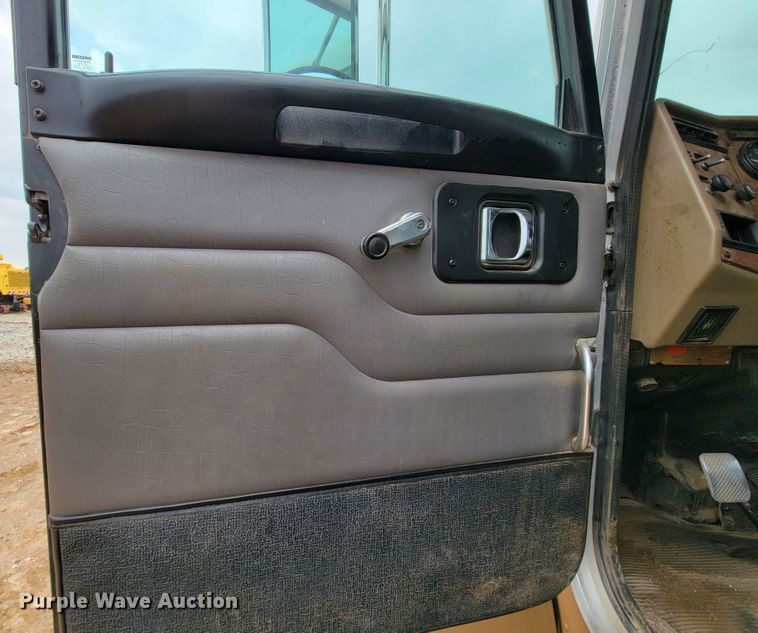 image for item KQ9112 2006 Peterbilt 335  utility / service truck