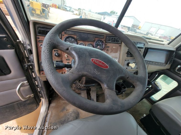 image for item KQ9112 2006 Peterbilt 335  utility / service truck