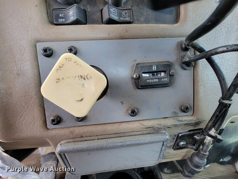 image for item KQ9112 2006 Peterbilt 335  utility / service truck