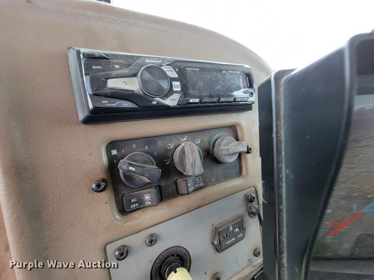 image for item KQ9112 2006 Peterbilt 335  utility / service truck