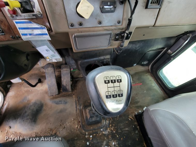 image for item KQ9112 2006 Peterbilt 335  utility / service truck