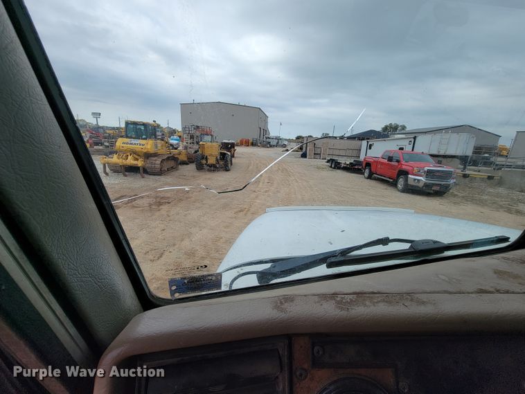 image for item KQ9112 2006 Peterbilt 335  utility / service truck