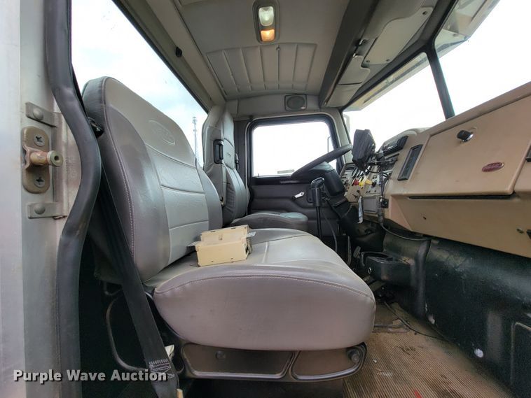 image for item KQ9112 2006 Peterbilt 335  utility / service truck