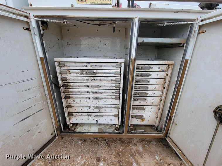 image for item KQ9112 2006 Peterbilt 335  utility / service truck