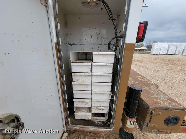 image for item KQ9112 2006 Peterbilt 335  utility / service truck