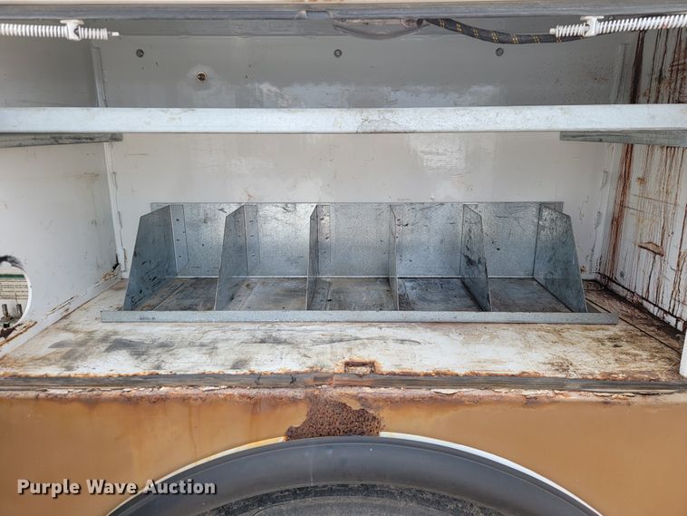 image for item KQ9112 2006 Peterbilt 335  utility / service truck