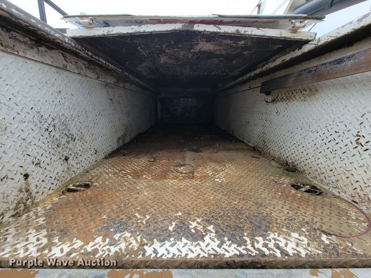 image for item KQ9112 2006 Peterbilt 335  utility / service truck