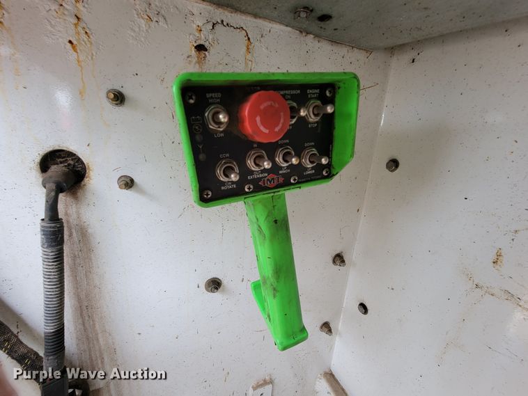 image for item KQ9112 2006 Peterbilt 335  utility / service truck