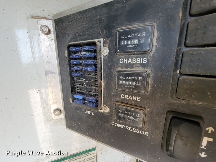 image for item KQ9112 2006 Peterbilt 335  utility / service truck