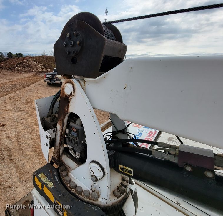 image for item KQ9112 2006 Peterbilt 335  utility / service truck