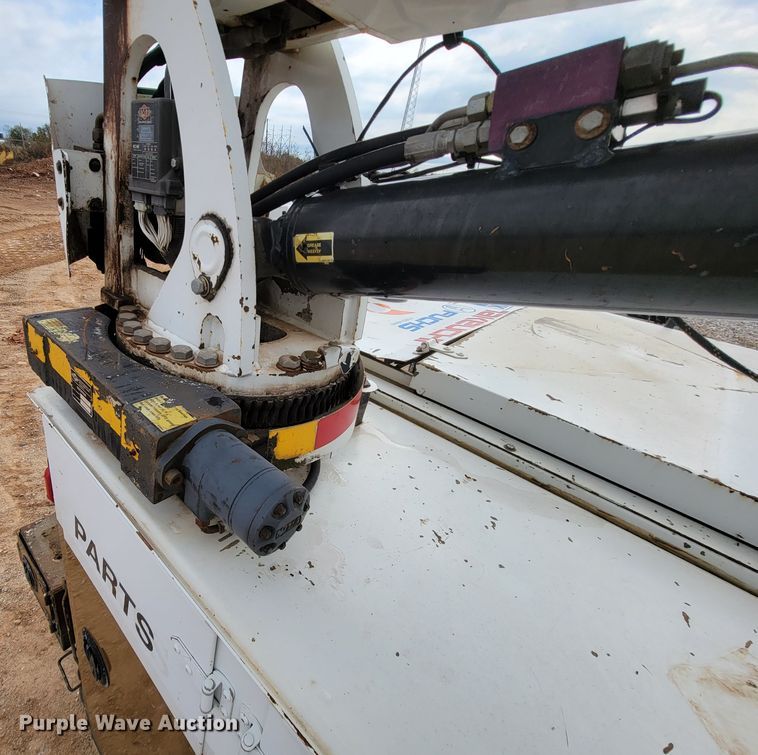 image for item KQ9112 2006 Peterbilt 335  utility / service truck