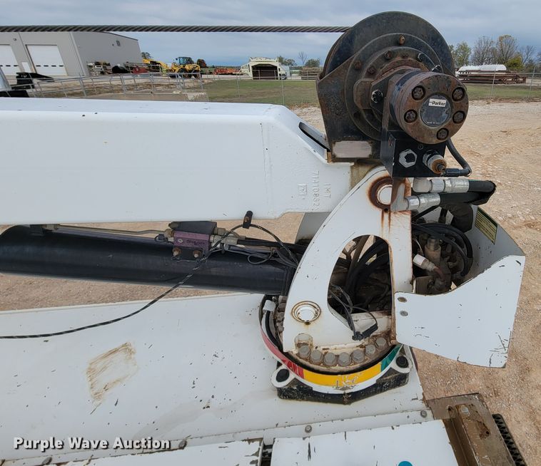 image for item KQ9112 2006 Peterbilt 335  utility / service truck