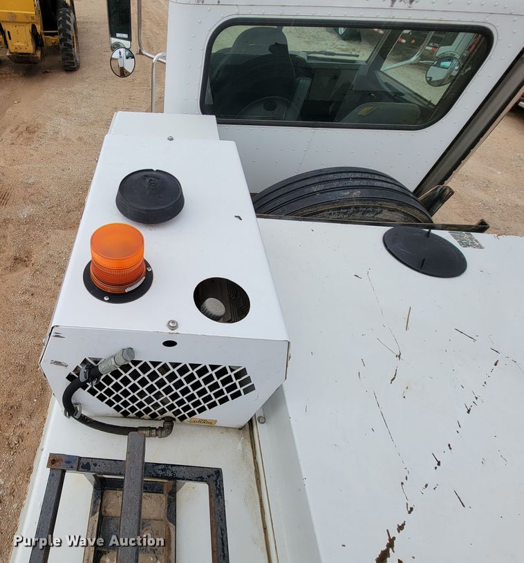 image for item KQ9112 2006 Peterbilt 335  utility / service truck