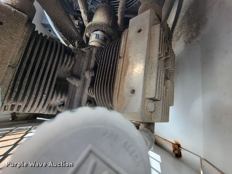 image for item KQ9112 2006 Peterbilt 335  utility / service truck