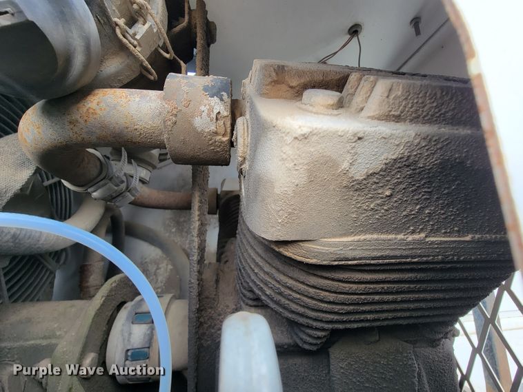 image for item KQ9112 2006 Peterbilt 335  utility / service truck