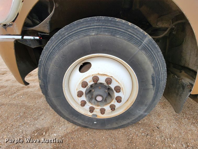 image for item KQ9112 2006 Peterbilt 335  utility / service truck