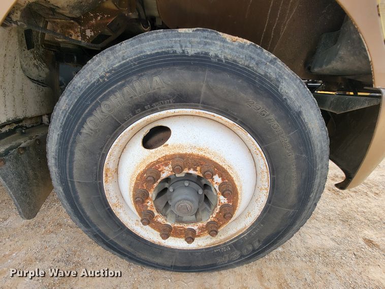 image for item KQ9112 2006 Peterbilt 335  utility / service truck